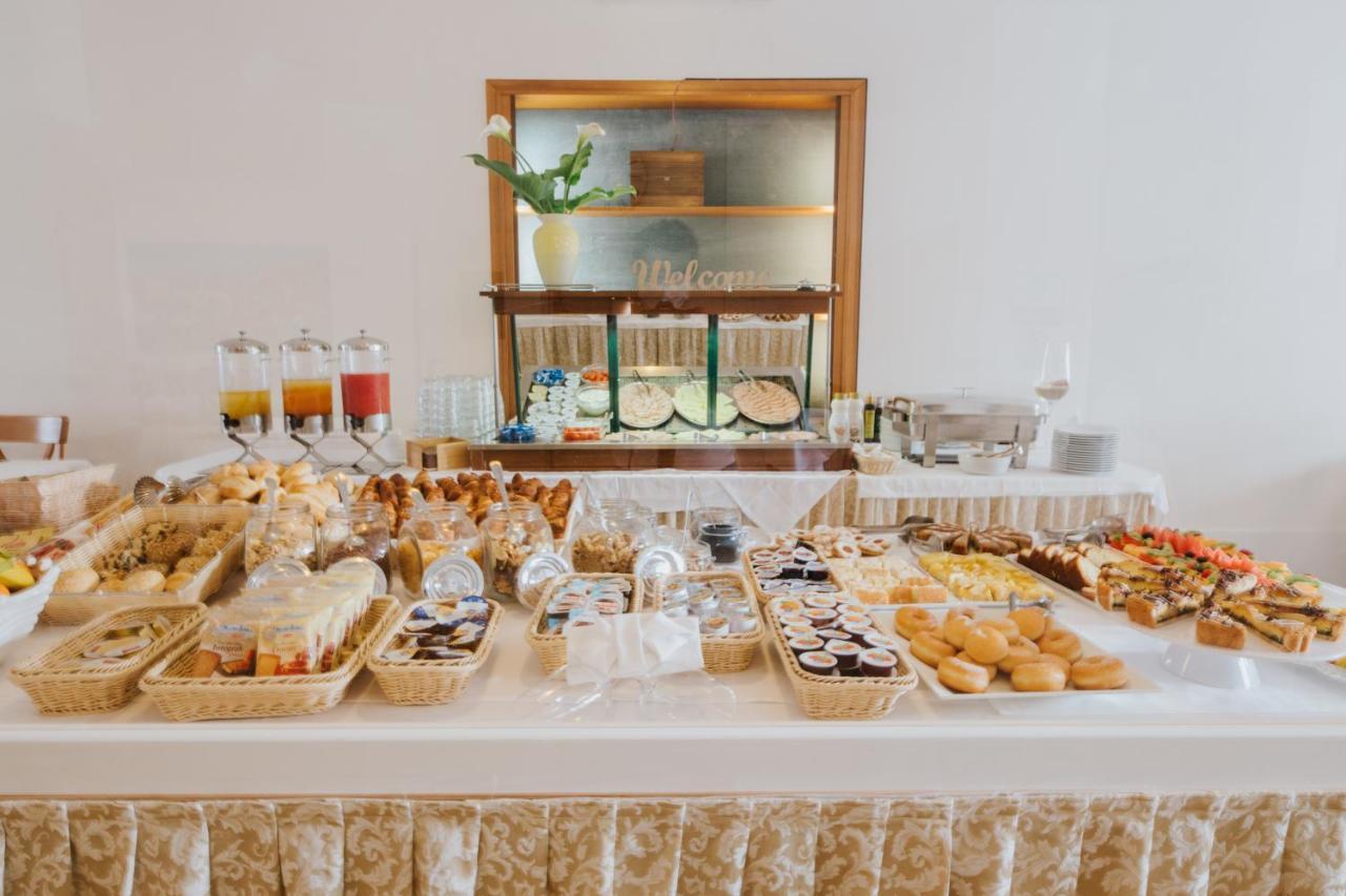 Hotel Gloria Lignano Sabbiadoro Bagian luar foto