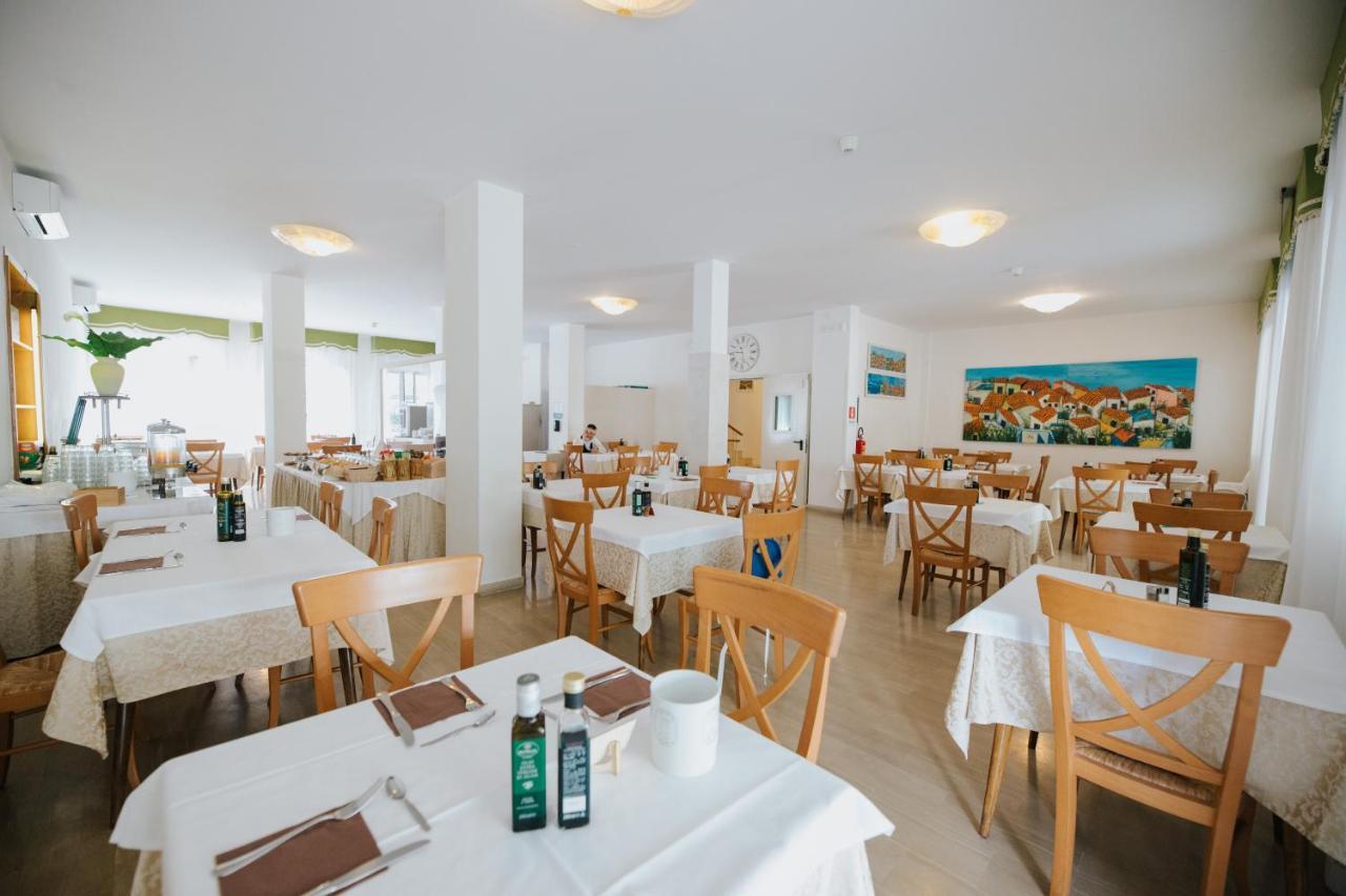 Hotel Gloria Lignano Sabbiadoro Bagian luar foto