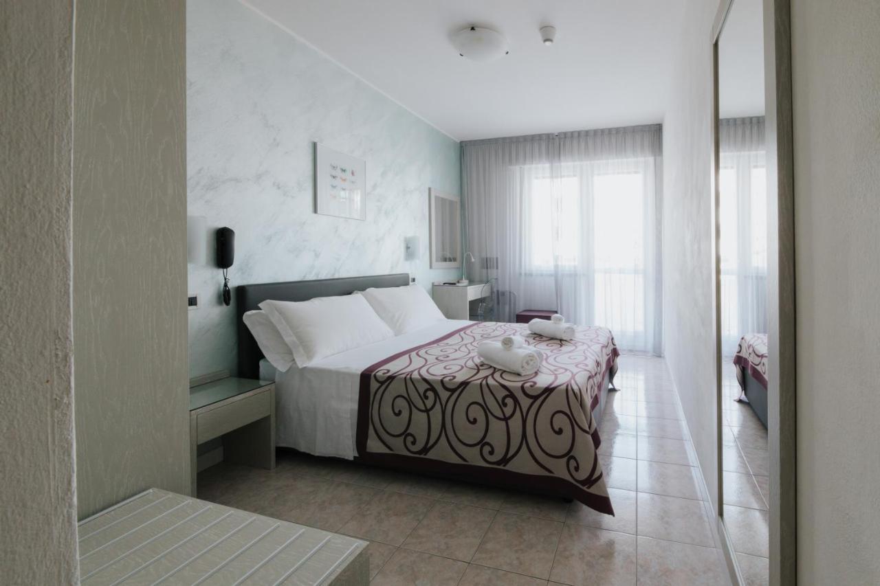 Hotel Gloria Lignano Sabbiadoro Bagian luar foto