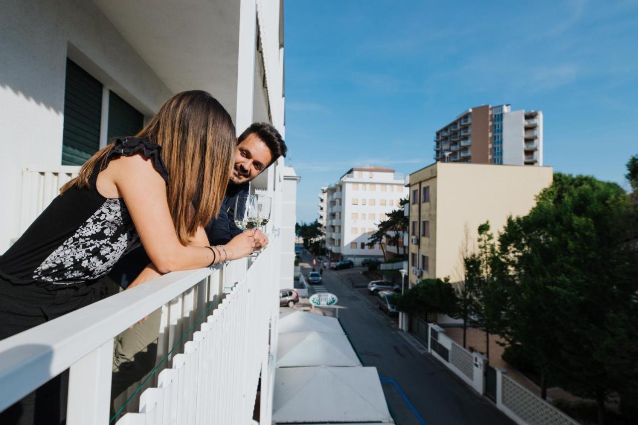 Hotel Gloria Lignano Sabbiadoro Bagian luar foto