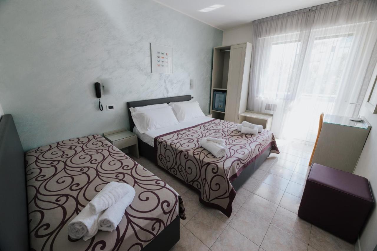 Hotel Gloria Lignano Sabbiadoro Bagian luar foto