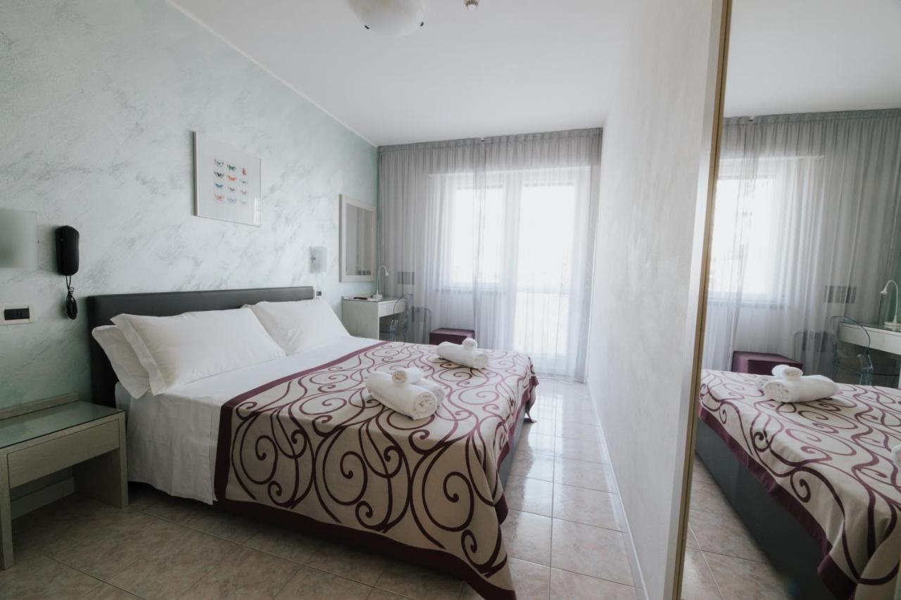 Hotel Gloria Lignano Sabbiadoro Bagian luar foto