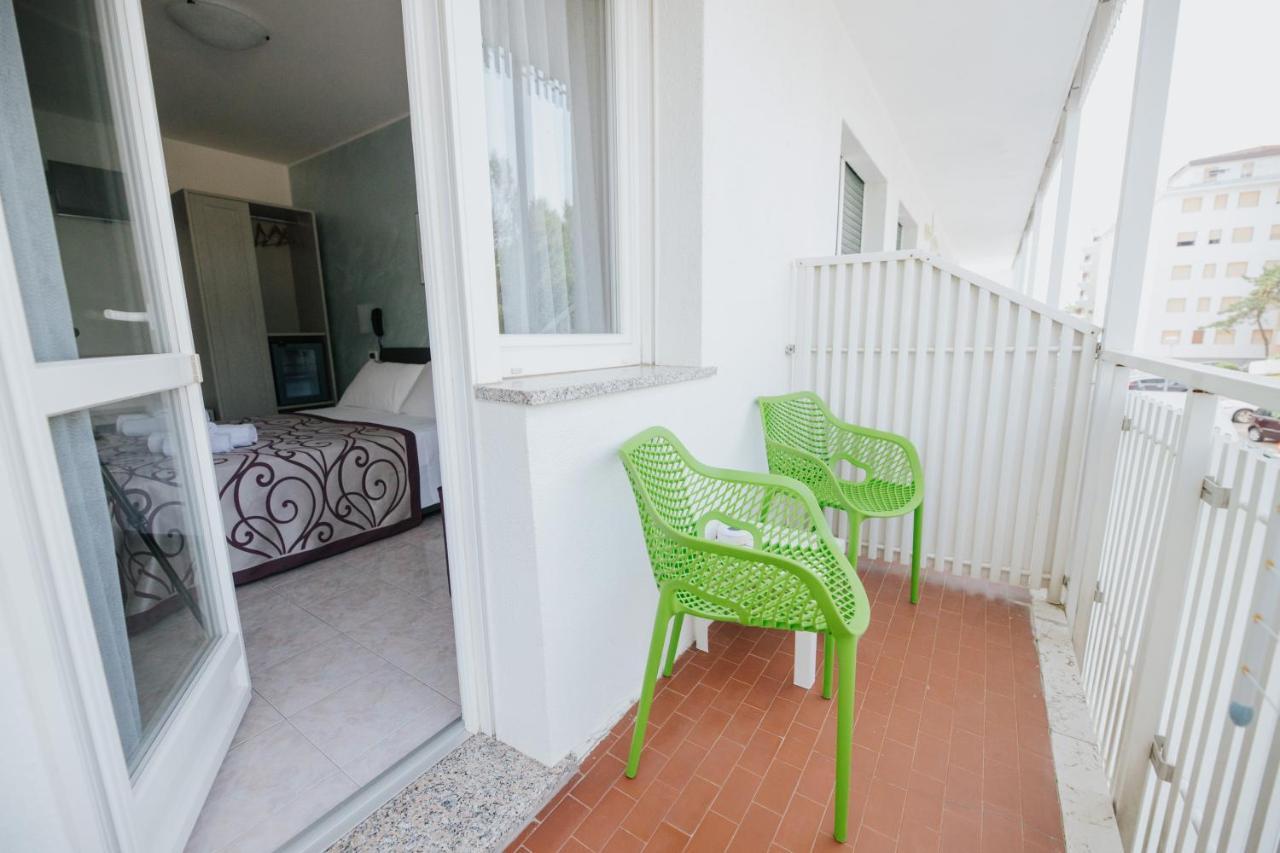 Hotel Gloria Lignano Sabbiadoro Bagian luar foto