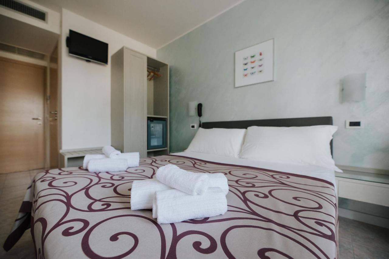 Hotel Gloria Lignano Sabbiadoro Bagian luar foto
