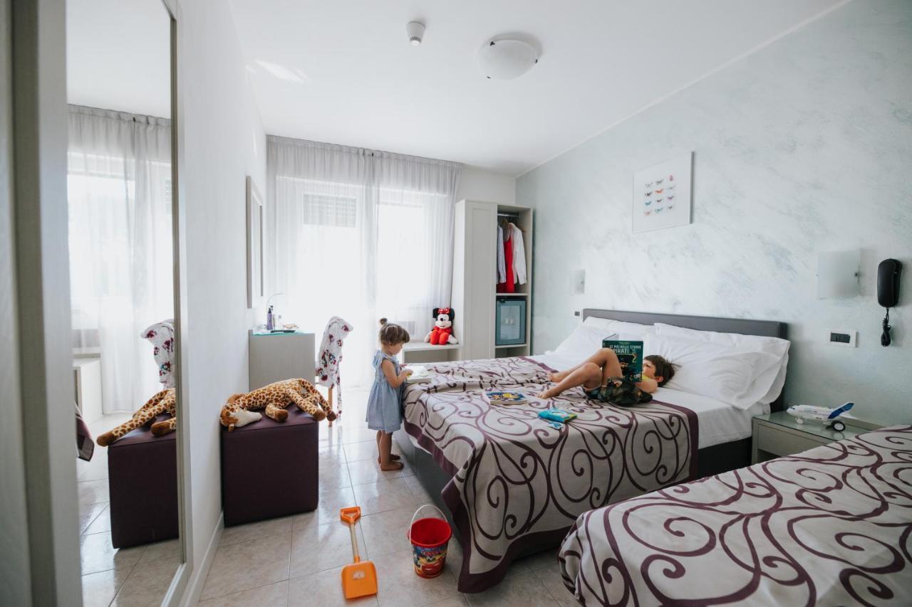 Hotel Gloria Lignano Sabbiadoro Bagian luar foto