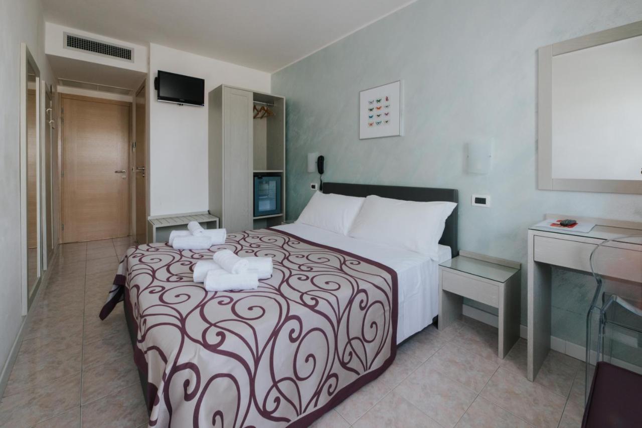 Hotel Gloria Lignano Sabbiadoro Bagian luar foto