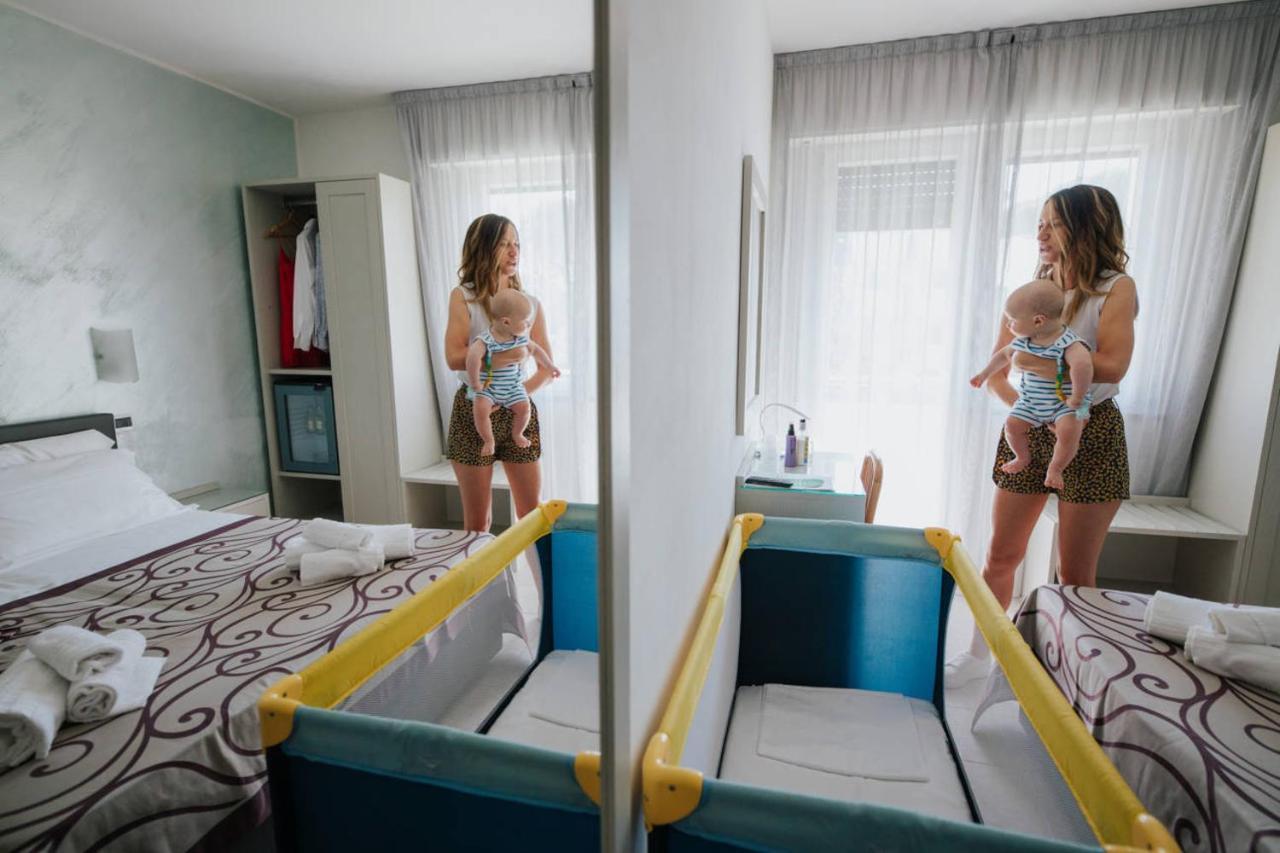 Hotel Gloria Lignano Sabbiadoro Bagian luar foto