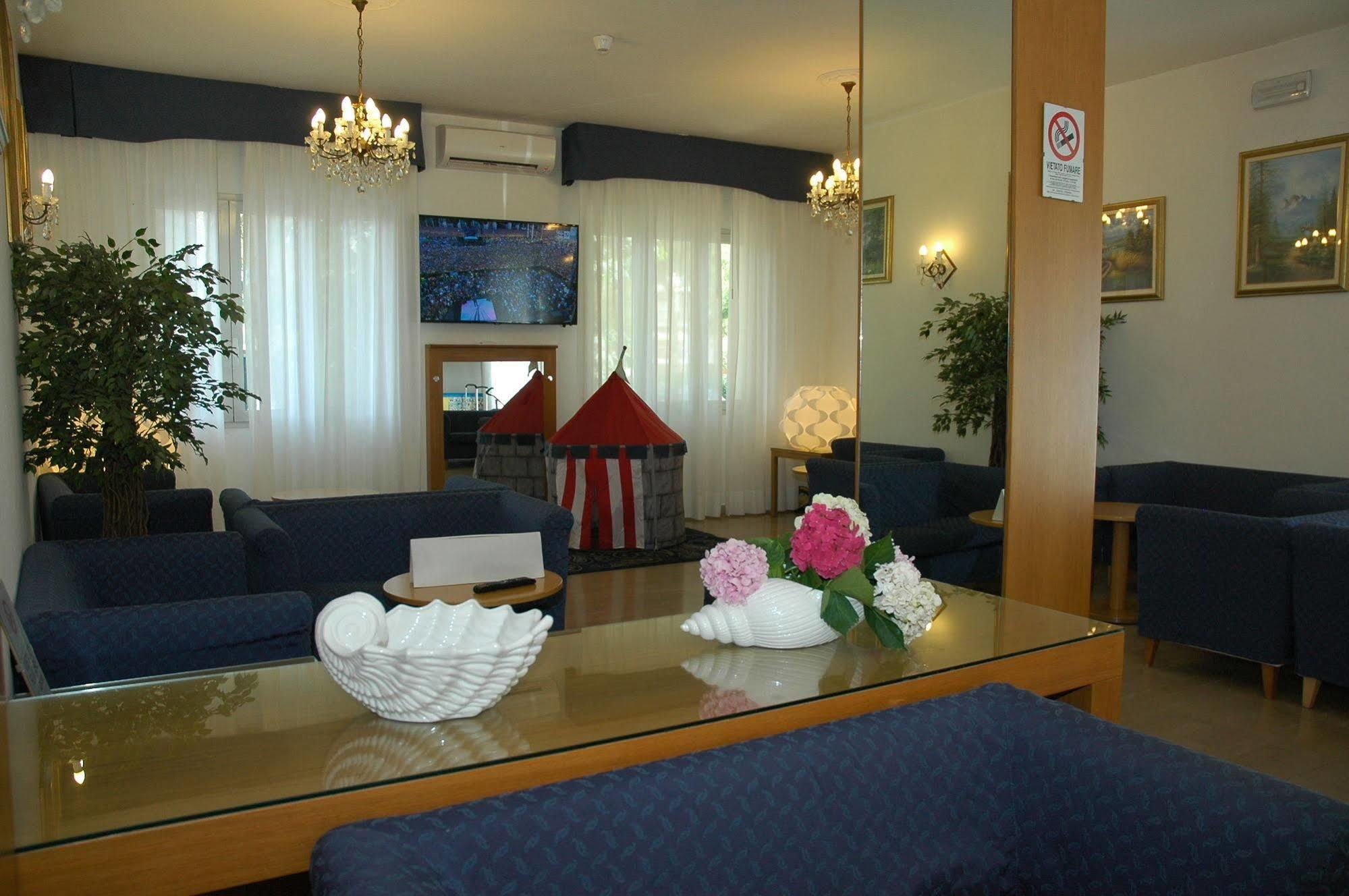 Hotel Gloria Lignano Sabbiadoro Bagian luar foto