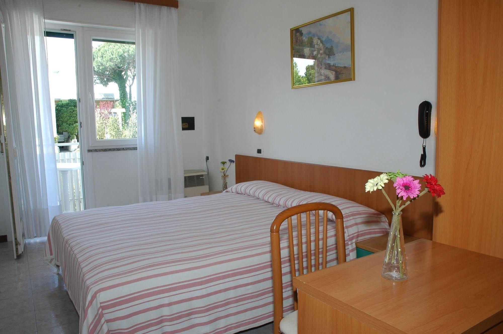 Hotel Gloria Lignano Sabbiadoro Bagian luar foto