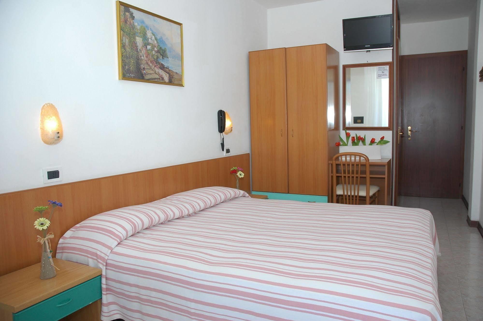 Hotel Gloria Lignano Sabbiadoro Bagian luar foto