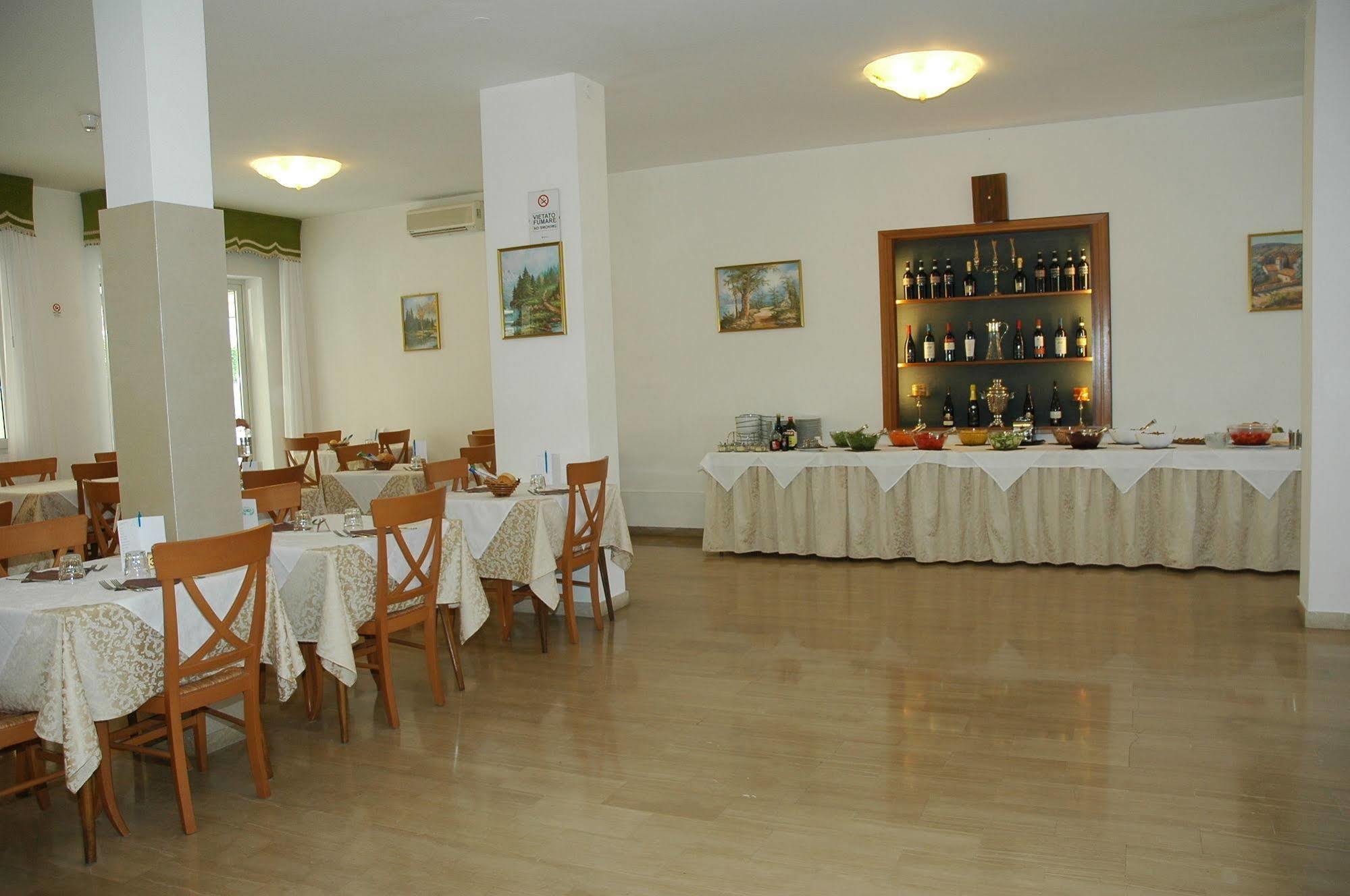 Hotel Gloria Lignano Sabbiadoro Bagian luar foto