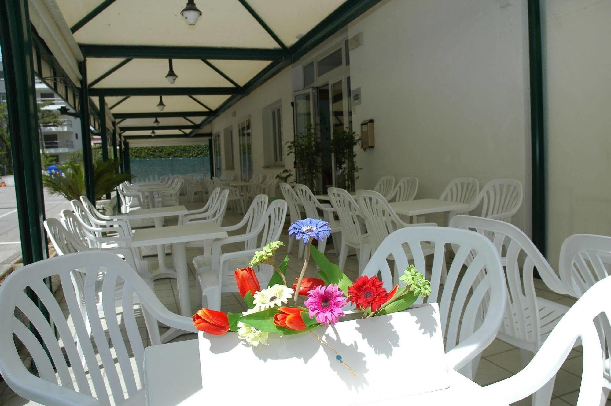 Hotel Gloria Lignano Sabbiadoro Bagian luar foto