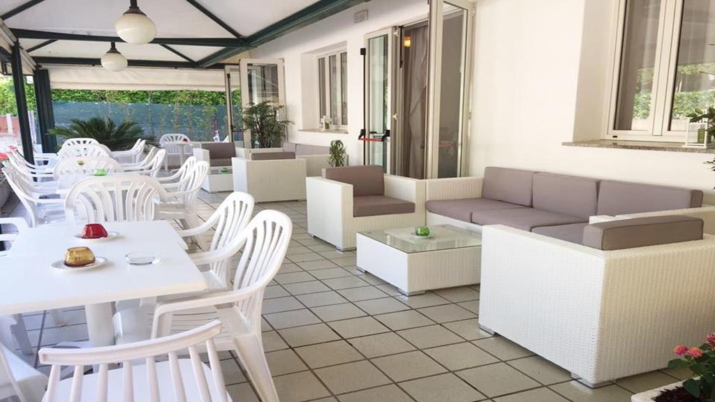 Hotel Gloria Lignano Sabbiadoro Bagian luar foto